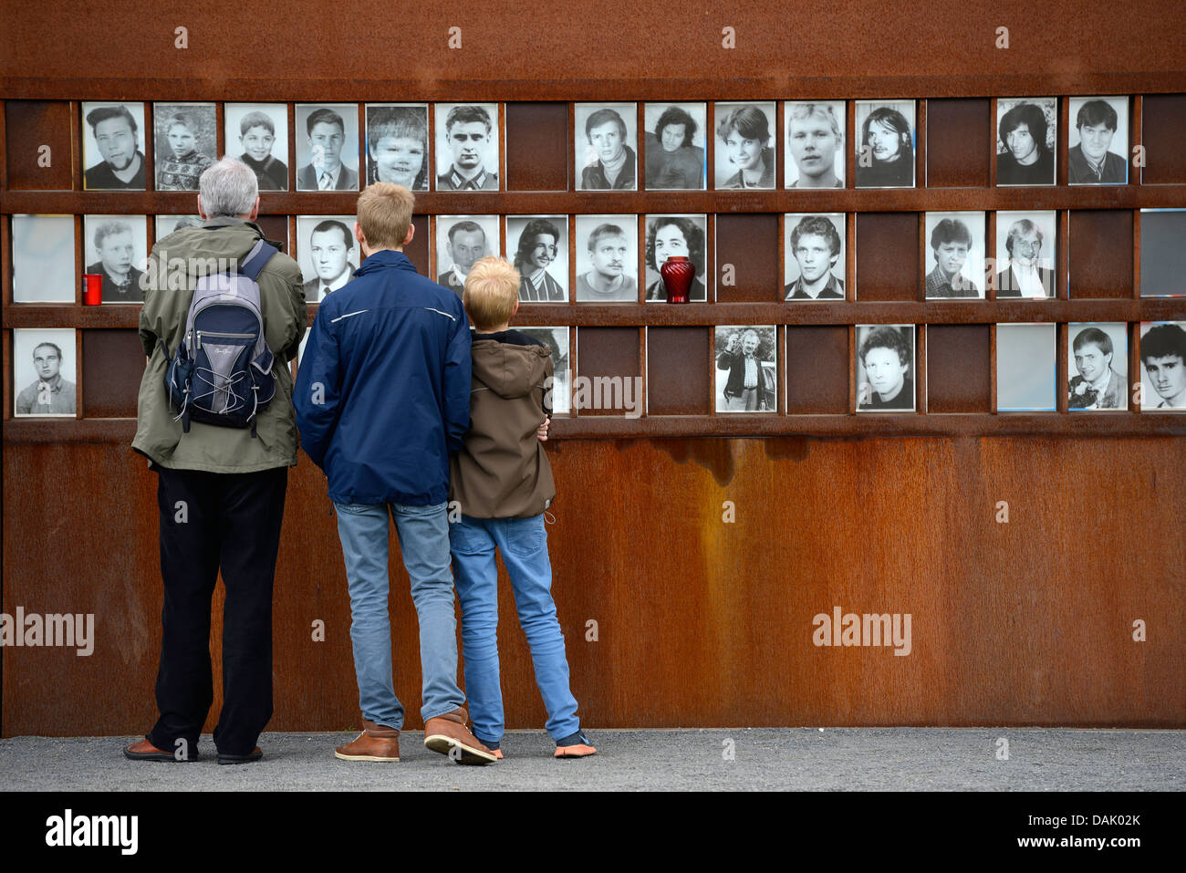 Besucher vor Fotos der Opfer der Berliner Mauer, Gedenkstätte Berliner Mauer Stockfoto