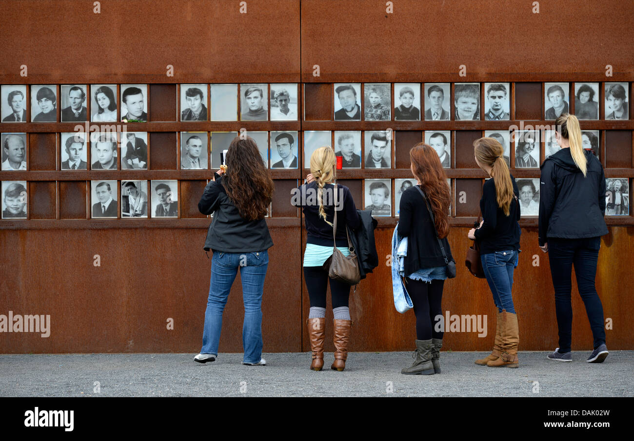 Besucher vor Fotos der Opfer der Berliner Mauer, Gedenkstätte Berliner Mauer Stockfoto