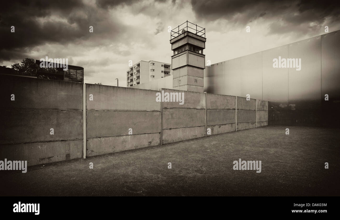 Ehemaliger Wachturm, NVA Grenze wachen, Grenzstreifen, Todesstreifen, umschließt Stahl Wand, Reste der Stadtmauer, die Gedenkstätte Berliner Mauer Stockfoto