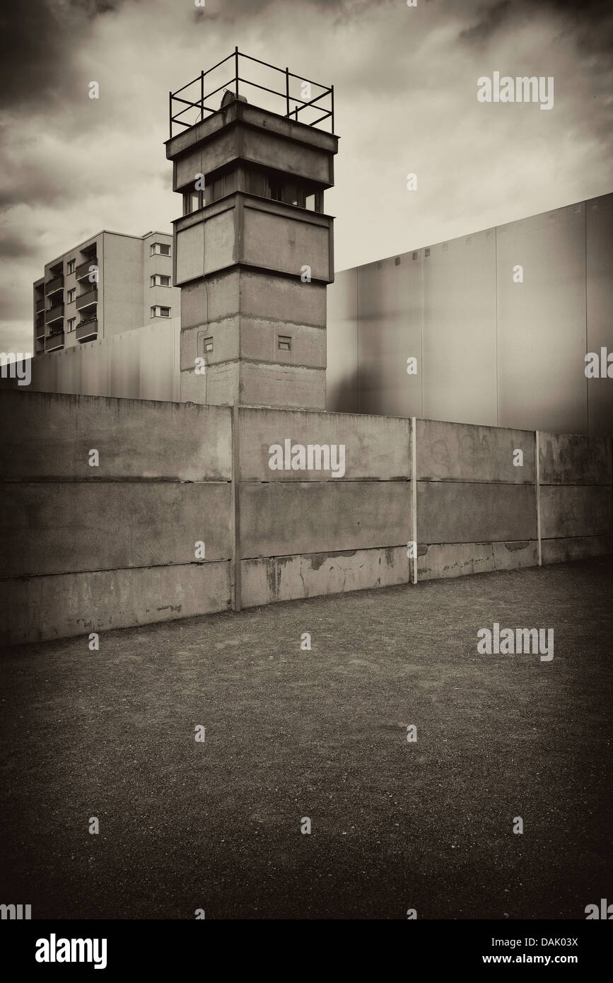 Ehemaliger Wachturm, NVA Grenze wachen, Grenzstreifen, Todesstreifen, umschließt Stahl Wand, Reste der Stadtmauer, die Gedenkstätte Berliner Mauer Stockfoto