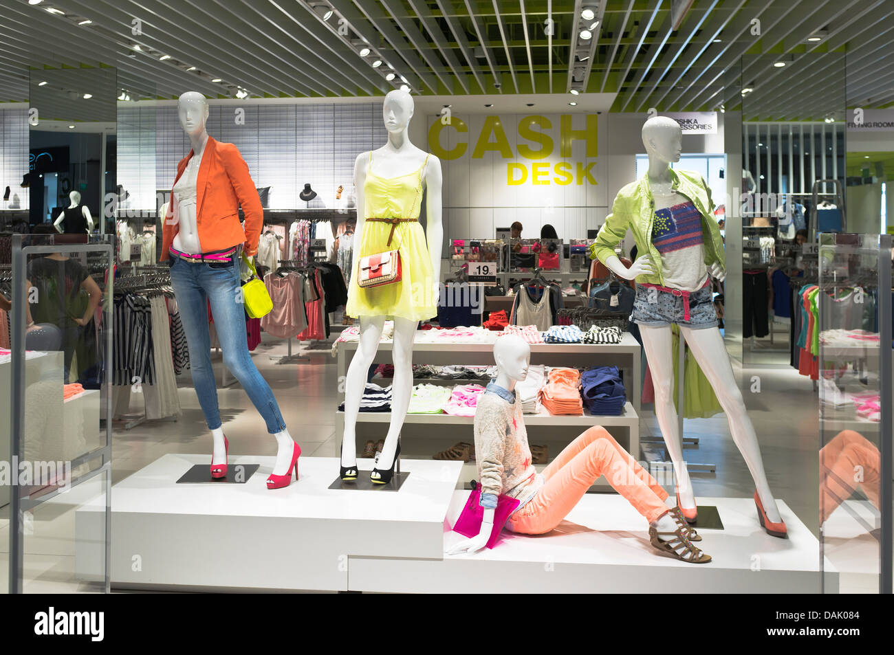 dh BUGIS PLUS Singapur Shopping Mall Mode Bershka Kleider Schaufenster Stockfoto