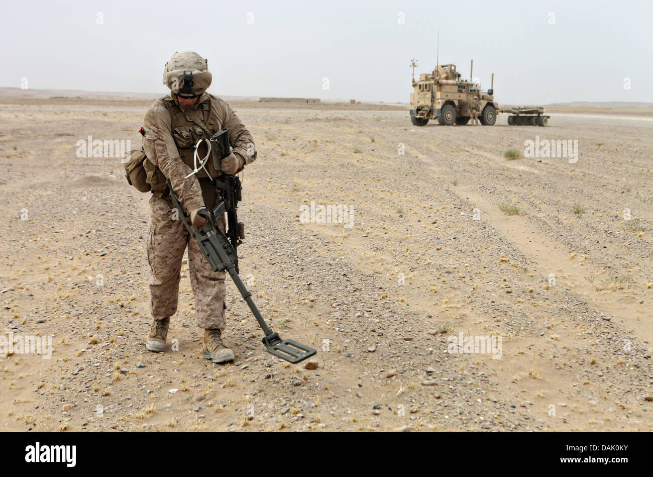US Marine Lance Cpl. Kyle Boeck fegt das Gebiet mit einem Metalldetektor für eine improvisierte Sprengsätze vor Durchführung einen Fahrzeug-Checkpoint 28. Juni 2013 in der Provinz Helmand, Afghanistan. Stockfoto