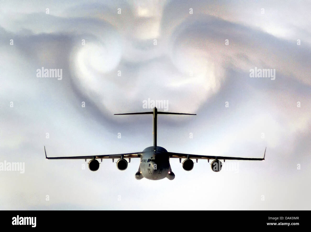 Ein Transportflugzeug der US Air Force C-17A Globemaster III erzeugt einen Wirbel, bekannt als Turbulenz zu wecken, als es durch Wolken während einer Trainingsmission 2. Februar 2003 in Charleston SC fliegt Stockfoto