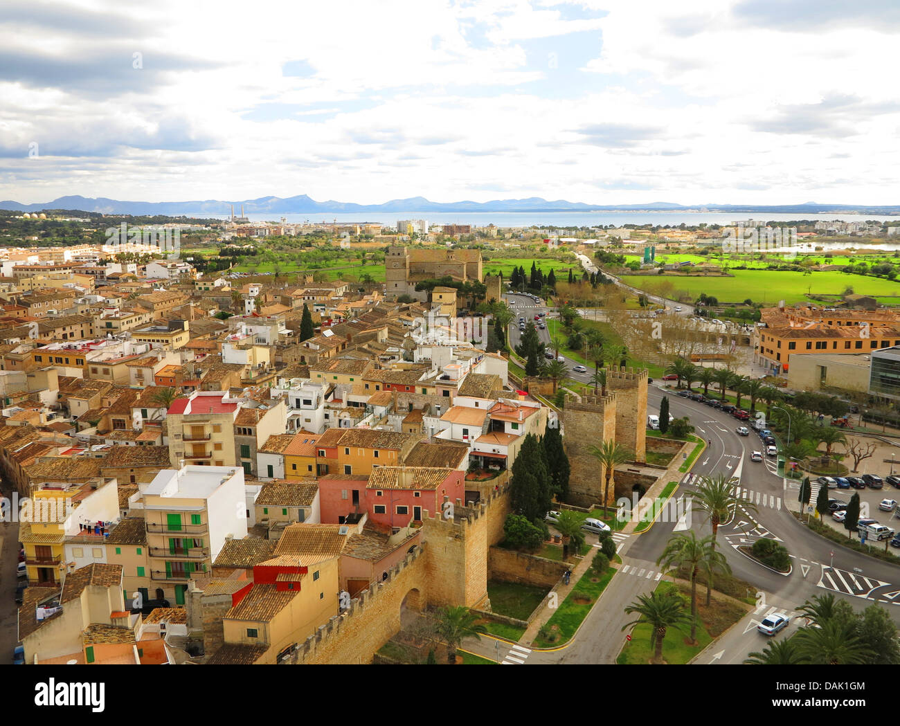 Luftaufnahme der historischen alten Stadt von Alc-Dia mit Stadtmauer und Stadttor, Alcudia, Mallorca, Balearen, Spanien Stockfoto