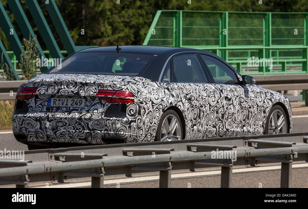 Ein Maultier getarnt Entwicklung des neuen Audi A8 mit neuen LED-Lichttechnologie fährt auf der Autobahn A71 bei Graefenroda, Deutschland, 15. Juli 2013. Foto: Michael Reichel Stockfoto