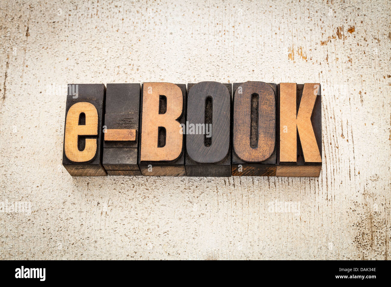 e-Book Wort in Vintage Buchdruck Holzart auf eine Grunge gemalt Scheune Holz Hintergrund Stockfoto