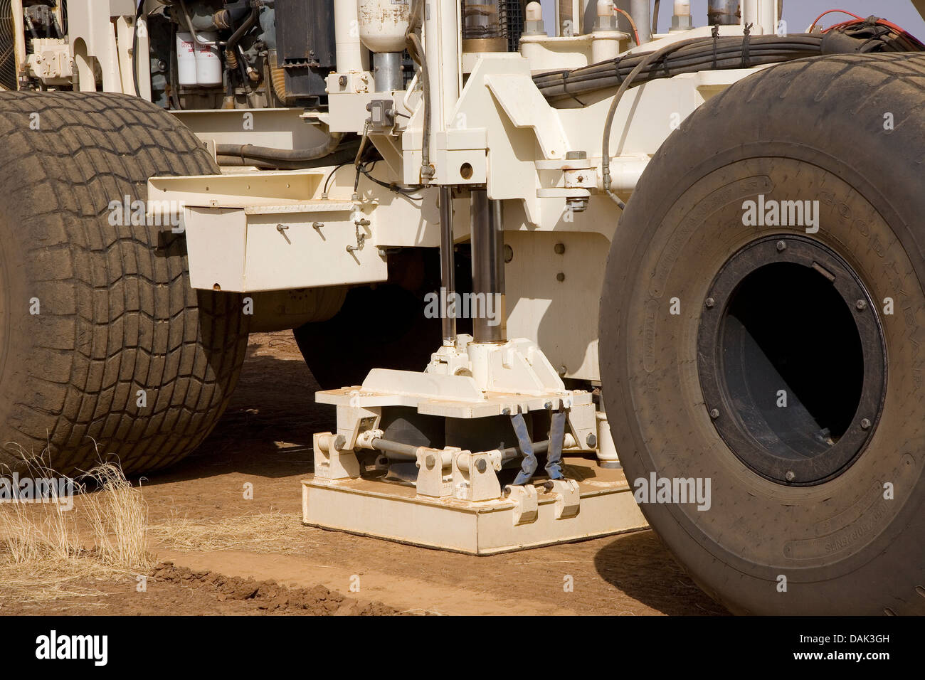 Öl-Exploration Mali. Detail der Shaker-Einheit mit Pad und Masse  Führungssäule auf seismische Vibrator Fahrzeug während GPS-Umfrage  Stockfotografie - Alamy