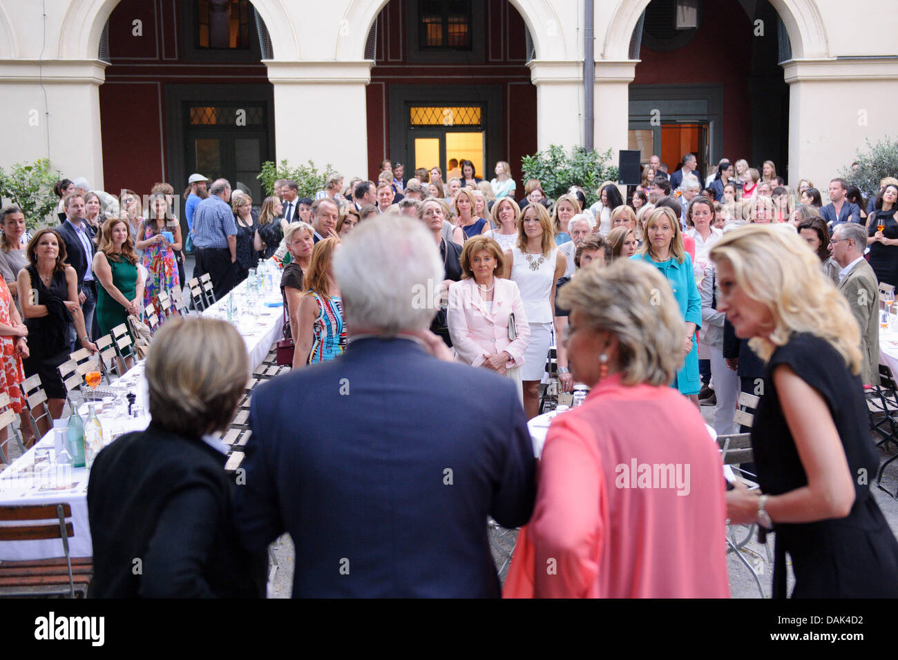 Steffi Czerny, Martin Zeil, Viviane Reding und Maria Furtwängler-Burda besucht die Vorsitzende Abendessen während der DLD (Digital Life Design) Frauen bei Schumanns am 14. Juli 2012 in München. DLD Women ist eine Weltneuheit-Konferenz mit einem Stockfoto