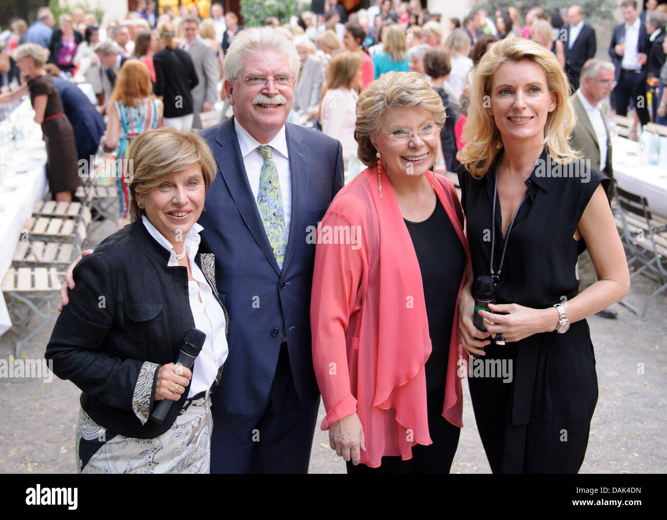 Steffi Czerny(left), Martin Zeil, Viviane Reding und Maria Furtwängler-Burda (rechts) besucht die Vorsitzende Abendessen während der DLD (Digital Life Design) Frauen bei Schumanns am 14. Juli 2012 in München. DLD Women ist eine Weltneuheit-Konferenz mit einem Stockfoto