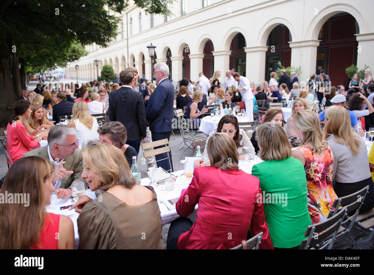 Der Vorsitzende Abendessen während der DLD (Digital Life Design) Frauen bei Schumanns am 14. Juli 2012 in München. DLD Women ist eine Weltneuheit-Konferenz mit einem Fokus auf weibliche Märkte in Wirtschaft, Medien, Technologie, Gesellschaft, Gesundheitswesen Stockfoto