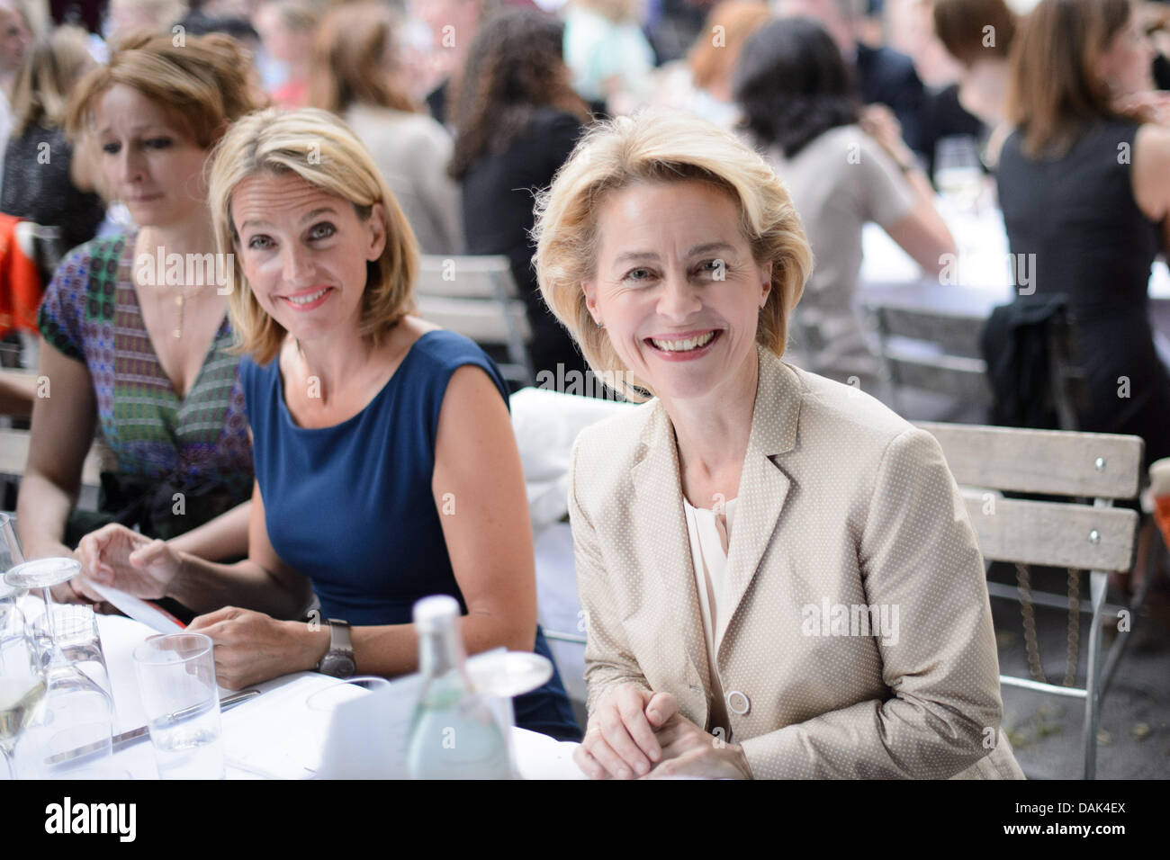 Julia Jaekel (links) und Ursula von der Leyen besucht die Vorsitzende Abendessen während der DLD (Digital Life Design) Frauen bei Schumanns am 14. Juli 2012 in München. DLD Women ist eine Weltneuheit-Konferenz mit einem Fokus auf weibliche Märkte im busine Stockfoto