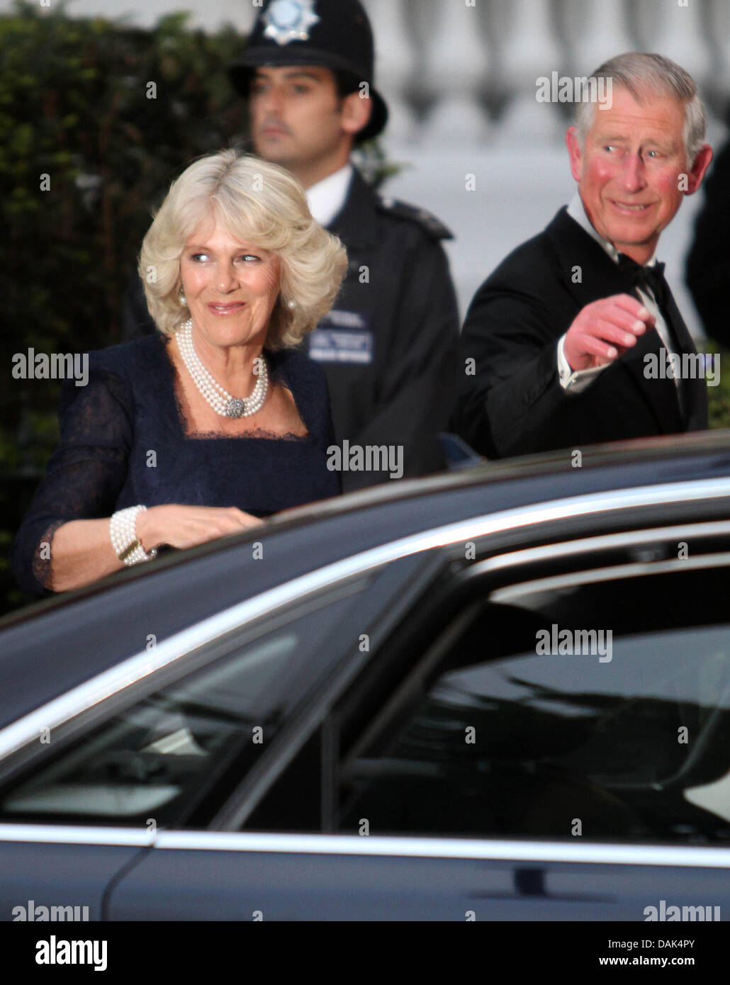 Camilla Duchess of Cornwall Prinz Charles kommen für ein Pre-Wedding-Dinner statt im Mandarin Oriental Hyde Park in London, Großbritannien, 28. April 2011, am Vorabend der königlichen Hochzeit von Prinz William und Kate Middleton. Foto: Albert Nieboer Stockfoto