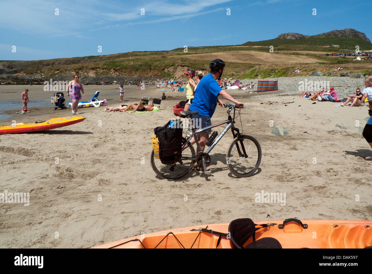 Ein Radfahrer am Strand von Whitesands mit Blick auf St. Davids Kopf Pembrokeshire Wales UK Stockfoto