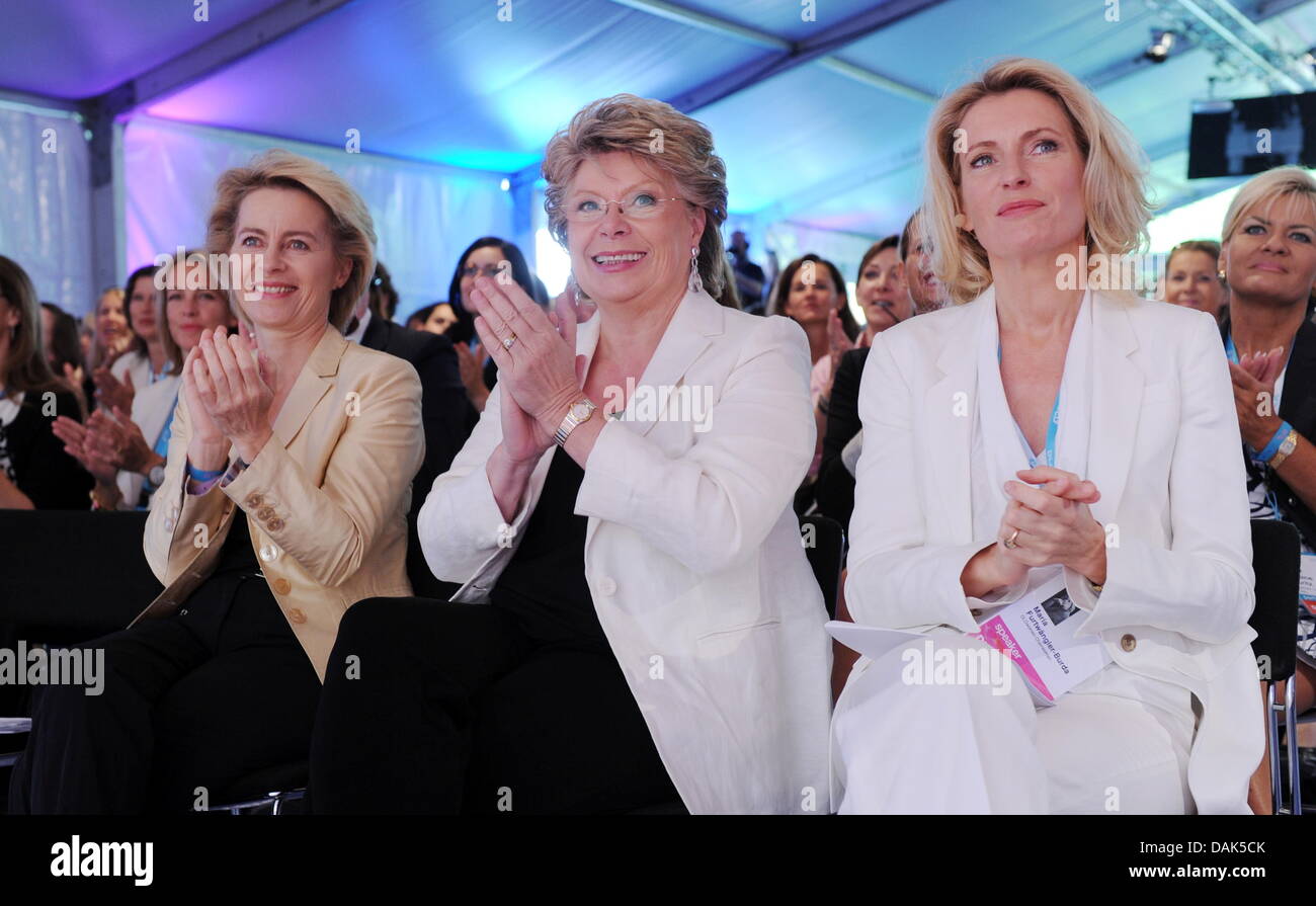 Bundesarbeitsministerin Ursula von der Leyen (l-R - CDU), EU-Ermittlerinnen Viviane Reding Und Die Schauspielerin Und Schirmherrin der Konferenz, Maria Furtwängler, einer Bei der Konferenz DLD Frauen (Digital Life Design) bin (15.07.2013) in München (Bayern) in der Porzelanmanufaktur Nymphenburg Nebeneinander. Sterben Sie Konferenz Widmet Sich der Zukunft von Arbeit, Gesundheit Und Bildung aus weiblichem Perspektive. Foto: Tobias Hase/Dpa +++(c) Dpa - Bildfunk +++ Stockfoto