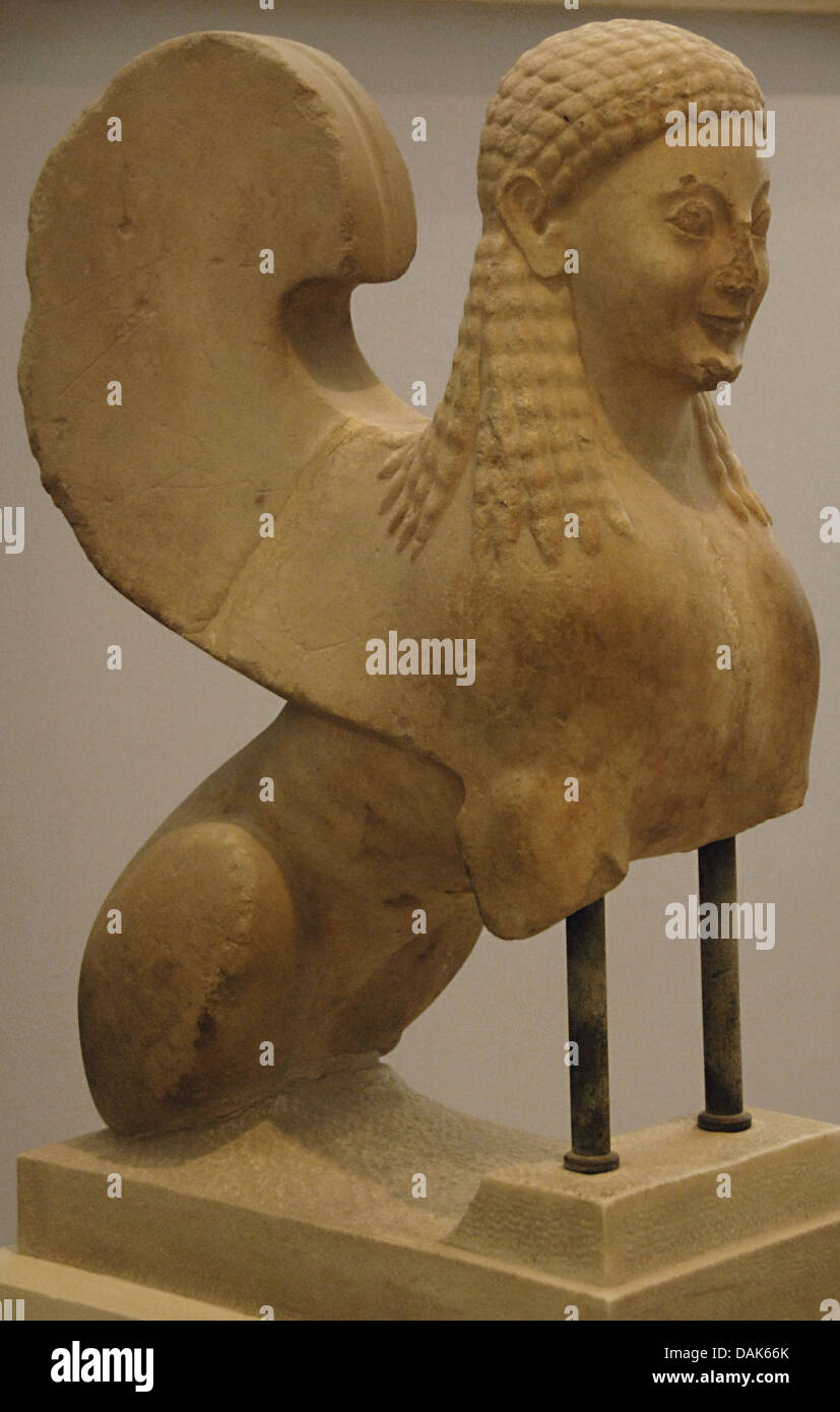 Griechische Kunst. 6. Jahrhundert v. Chr. Griechenland. Votive Statue einer Sphinx. 560-550 V. CHR. Akropolis-Museum. Athen. Griechenland. Stockfoto