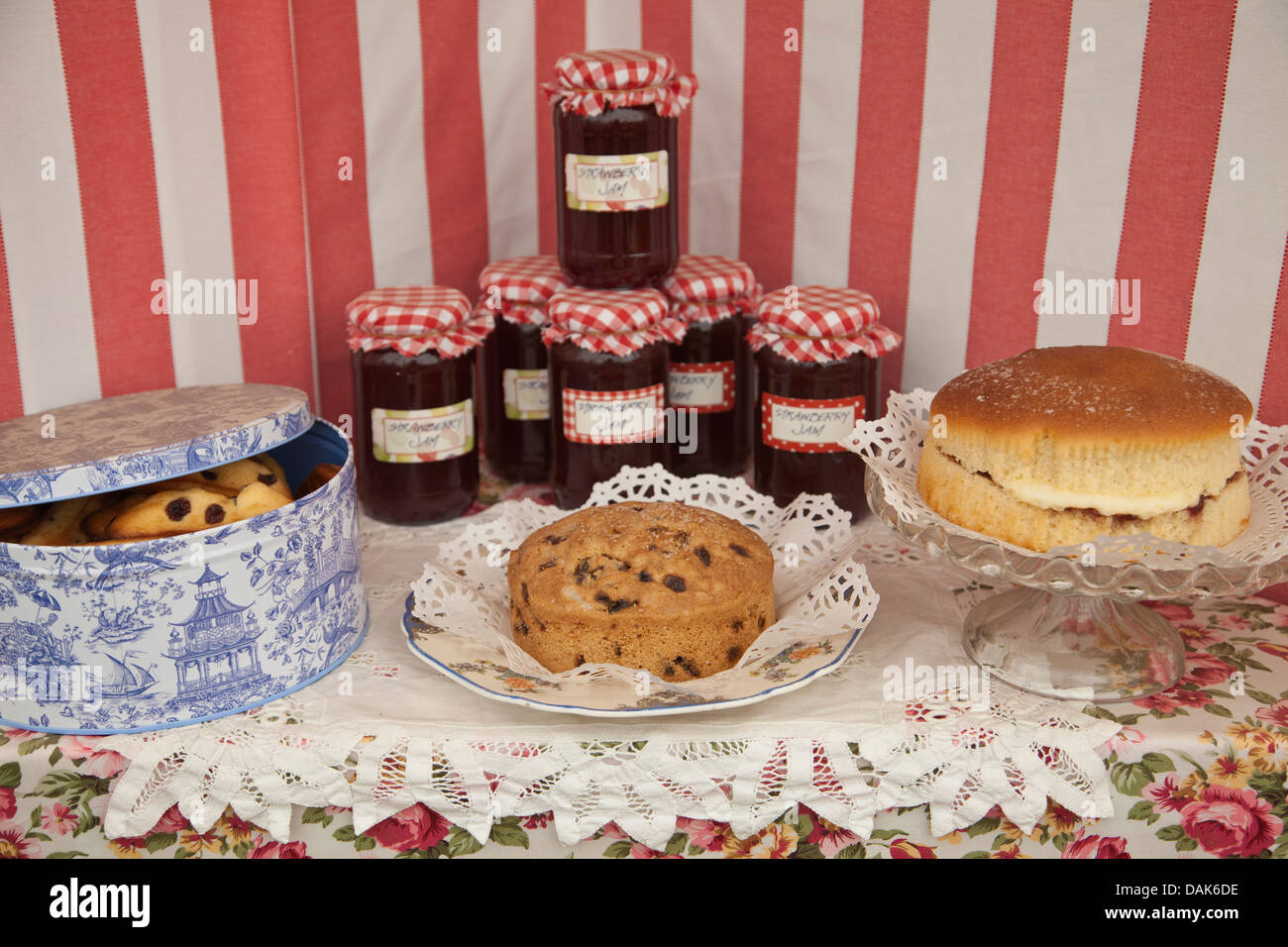 Scones, Erdbeermarmelade, Obstkuchen und Victoria Schwamm Stockfoto