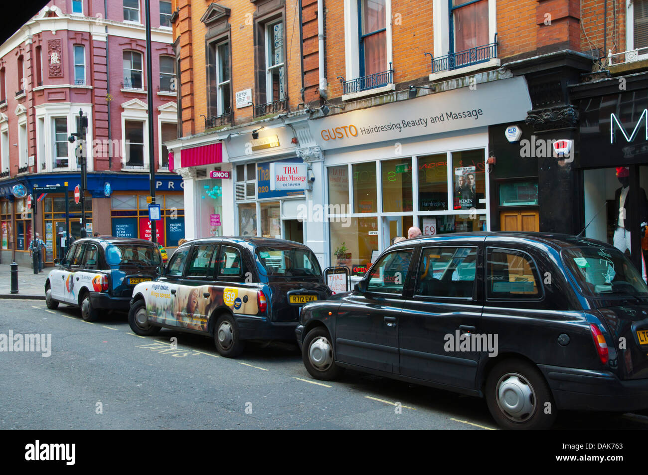 Die Taxis in der Brewer Street Soho Bezirk central London England Großbritannien UK Europe Stockfoto