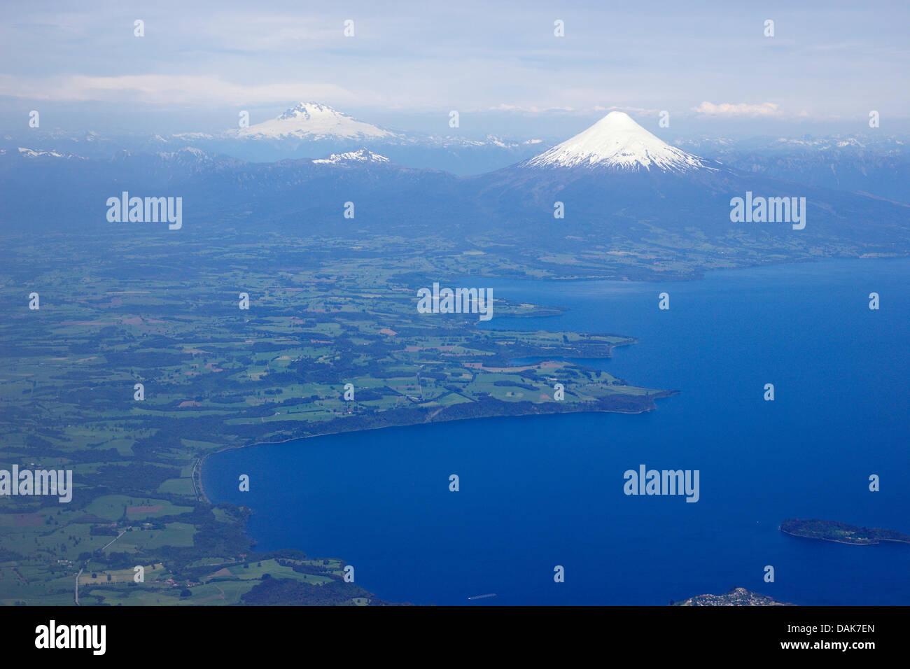Luftaufnahme Foto mit Lago Llanquihue, Tronador (im Hintergrund) Und (rechts) Vulkan Osorno, Chile, Patagonien Stockfoto