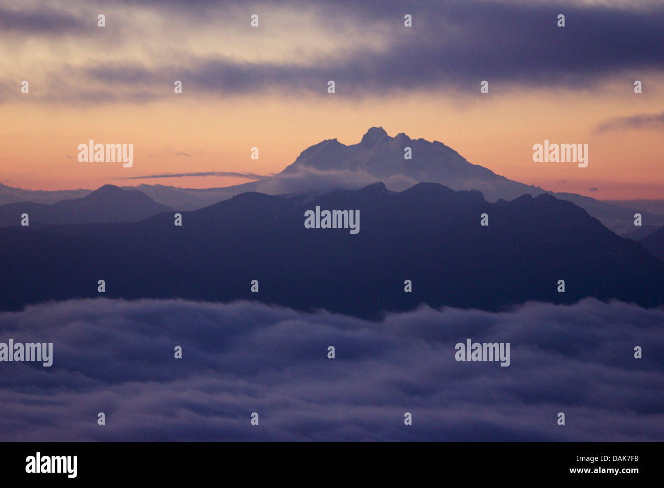 Vulkan Tronador im Morgenlicht, Blick vom Refugio Puyehue, Chile, Patagonien Stockfoto