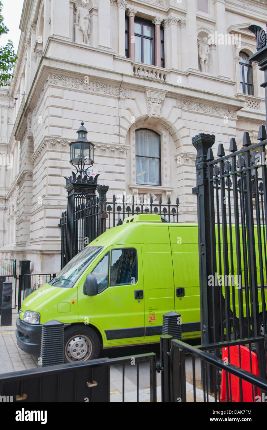 Van kommt durch die Tore der Downing Street Prime Minister Wohnort London England Großbritannien UK Europe Stockfoto