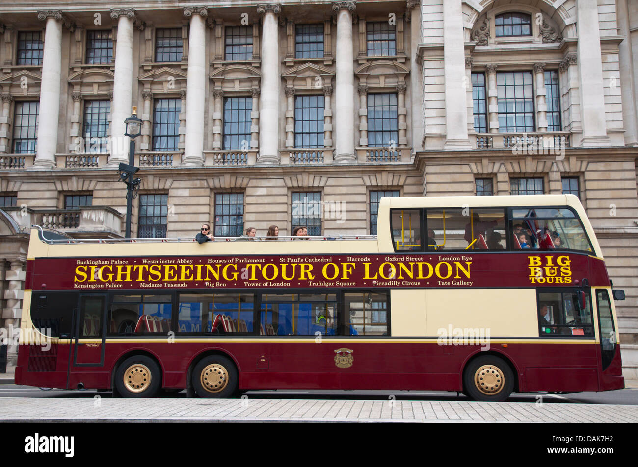 Sightseeing Tourbus Whitehall Street Westminster London England Großbritannien UK Mitteleuropa Stockfoto