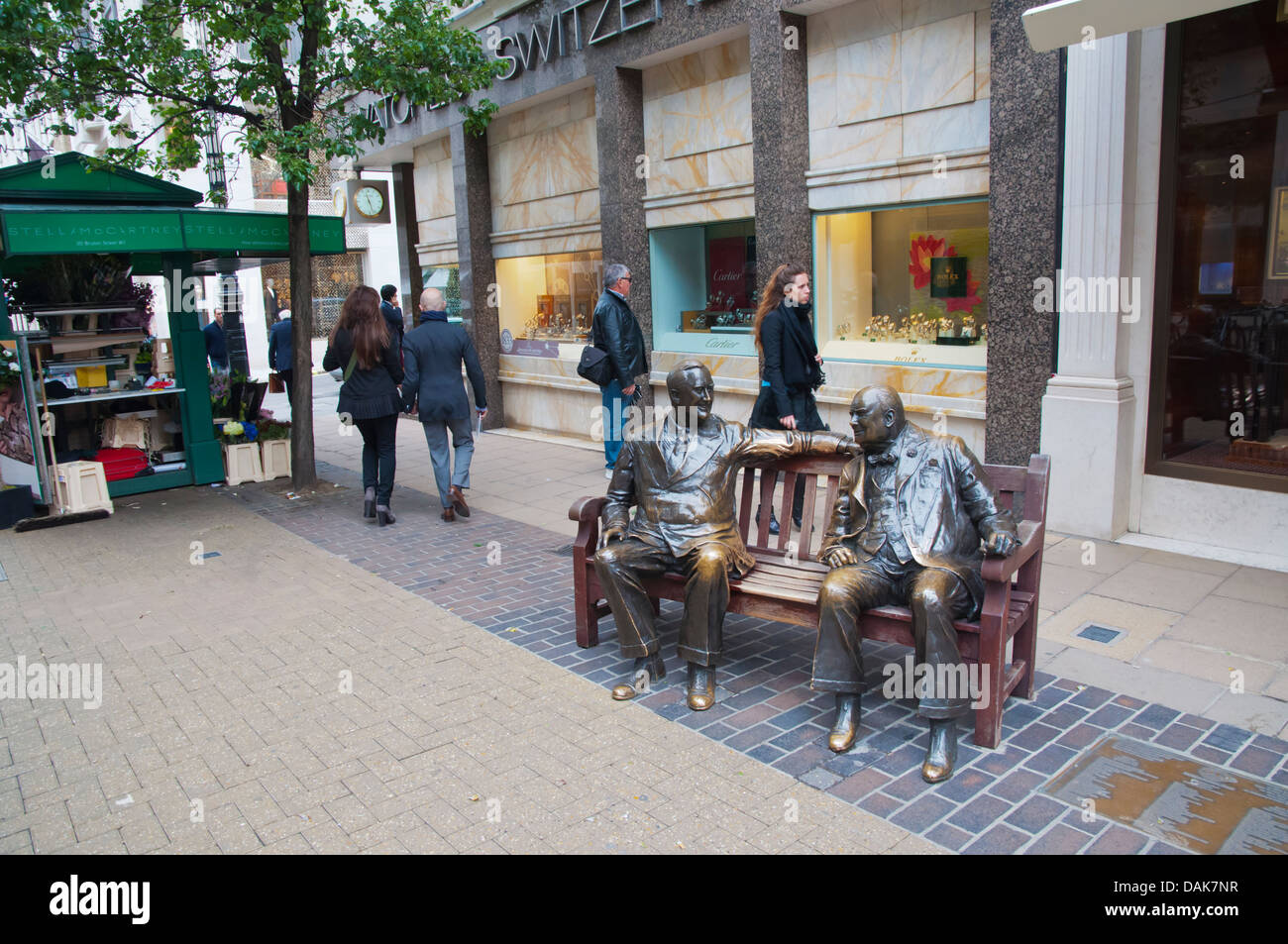 Verbündeten Skulptur (1995) von Lawrence Holofcener entlang New Bond Street Mayfair Bezirk central London England Großbritannien UK Europe Stockfoto