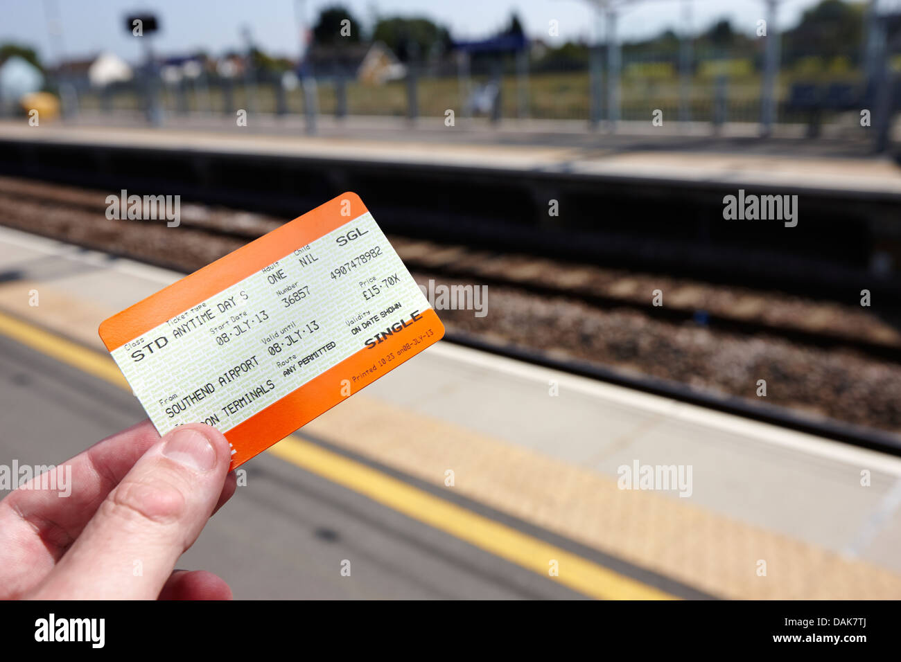 Mann hält standard Klasse jederzeit Tag Zug Ticket London, Vereinigtes Königreich Stockfoto