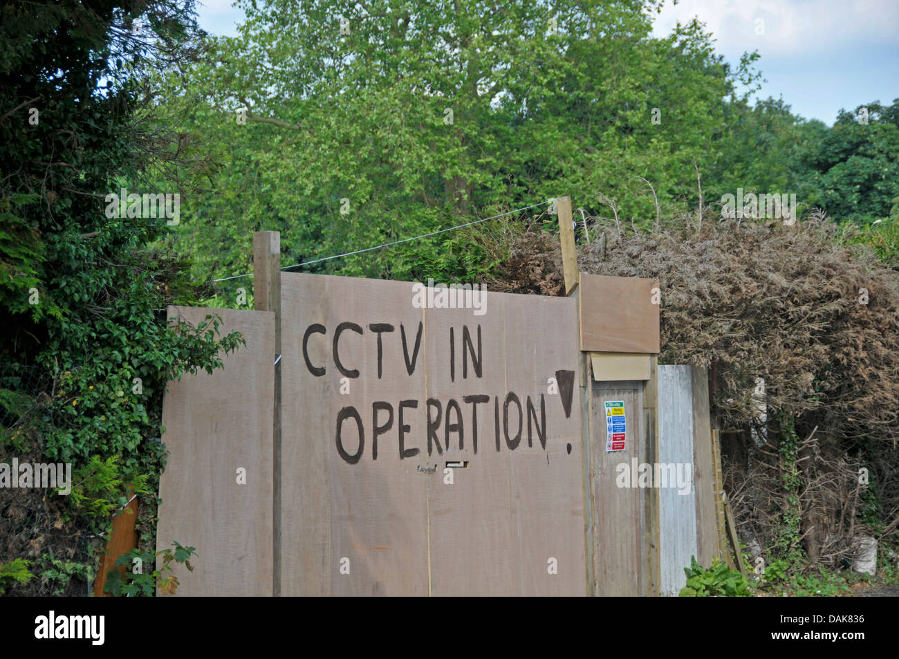 CCTV-Zeichen auf der Baustelle. Surrey, England Stockfoto