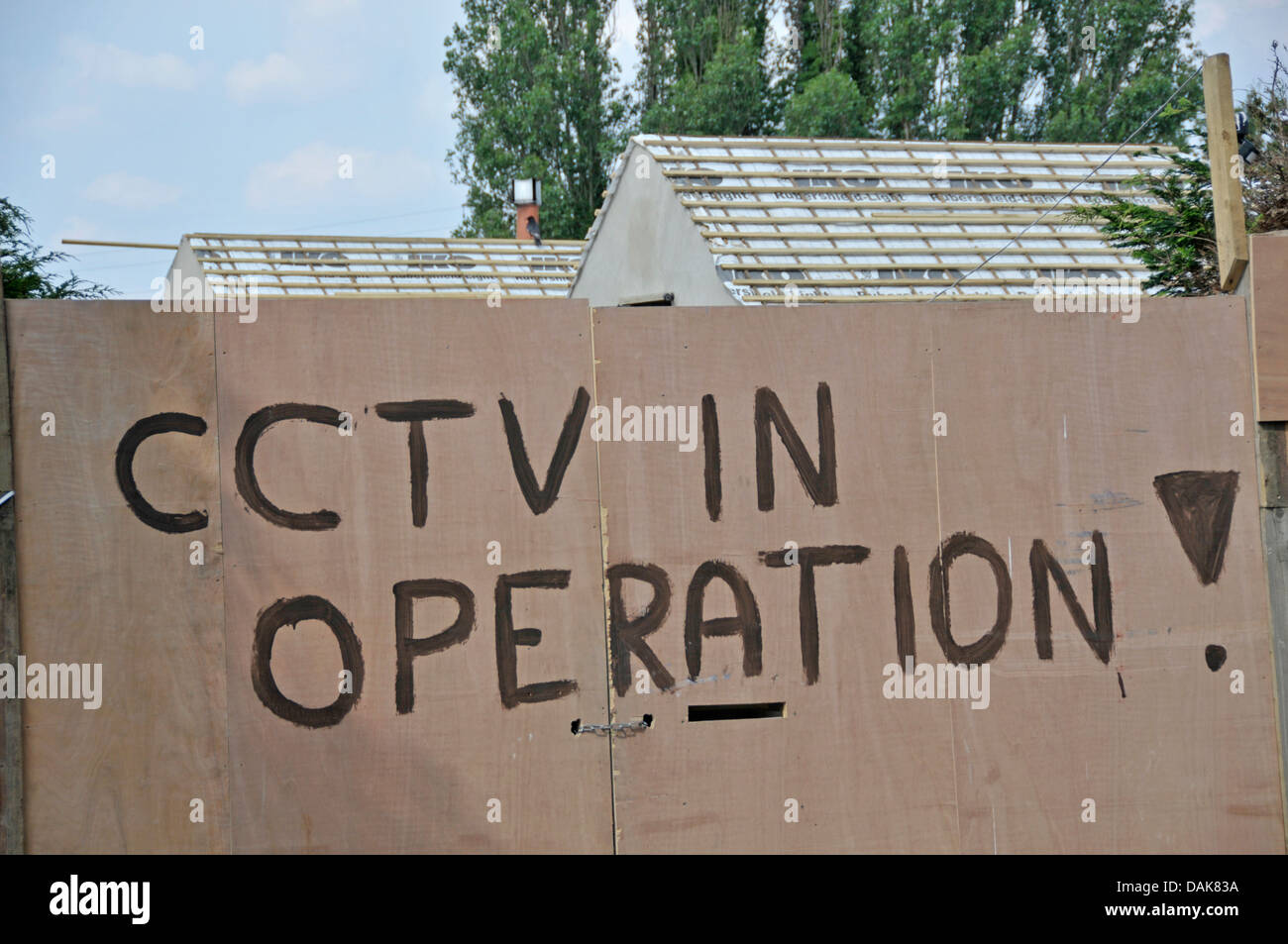 CCTV-Zeichen auf der Baustelle. Surrey, England Stockfoto