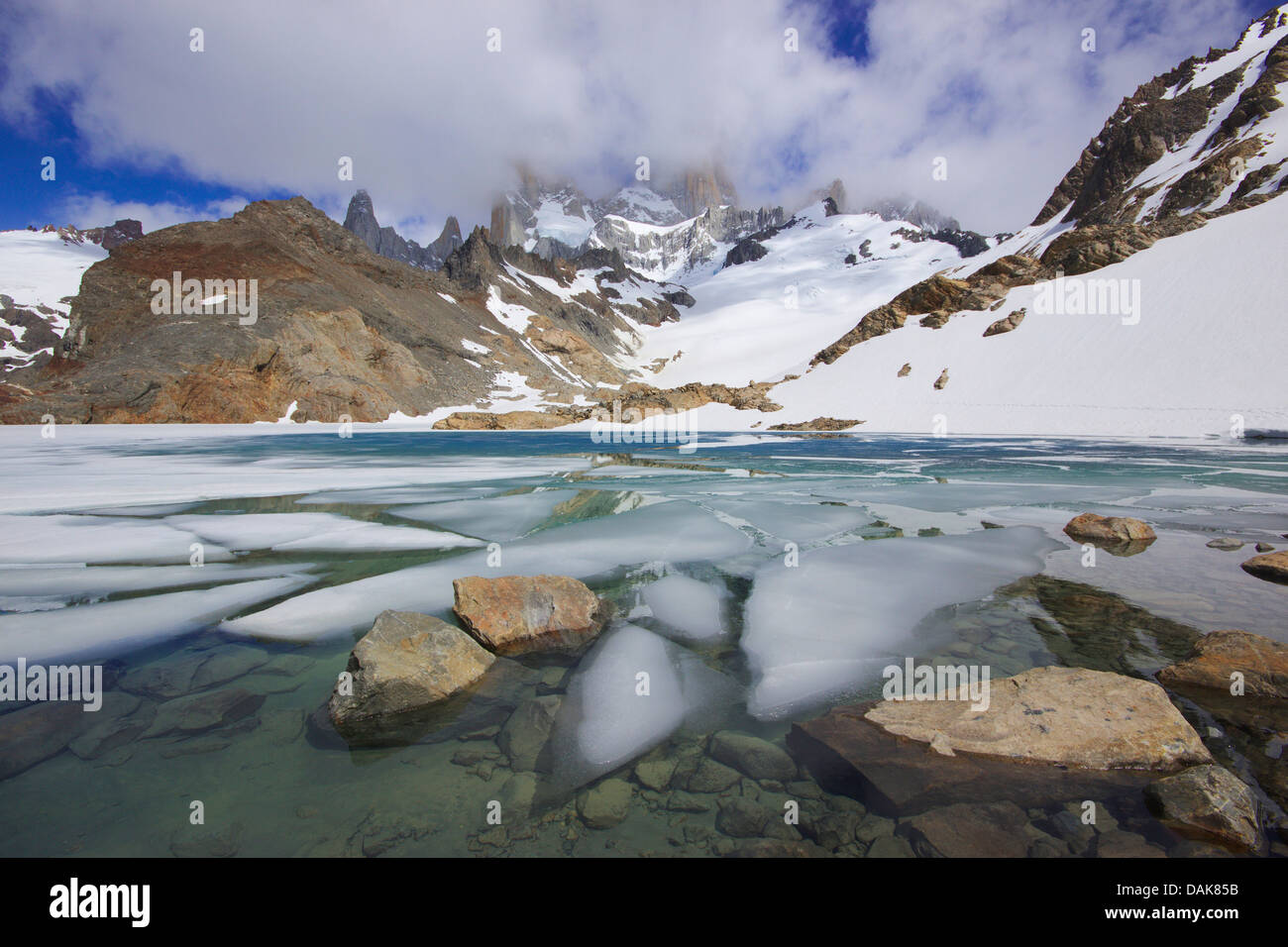 Eisschollen im Laguna de Los Tres;  Fitz Roy bedeckt mit Wolken, der Nationalpark Los Glaciares, Anden, Patagonien, Argentinien Stockfoto