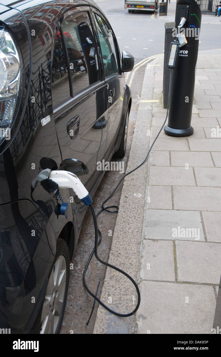 Elektro-Auto Ladestation oder laden Punkt Marylebone London England Großbritannien UK Mitteleuropa Stockfoto