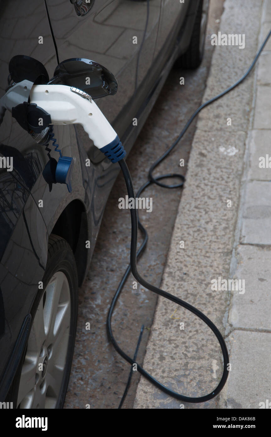 Elektro-Auto Ladestation oder laden Punkt Marylebone London England Großbritannien UK Mitteleuropa Stockfoto