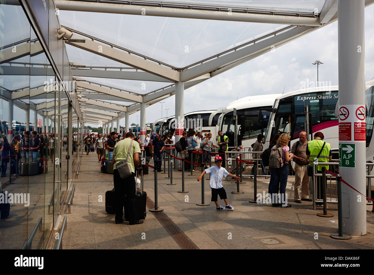 Kraftomnibussen Übertragung stoppen Flughafen London Stansted Essex, England uk Stockfoto
