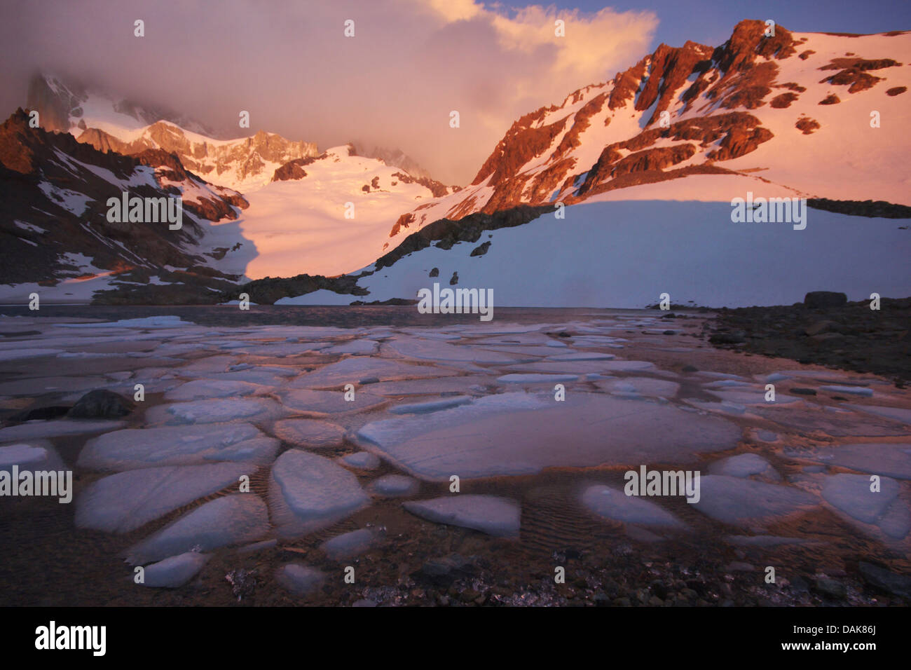 Laguna de Los Tres mit Eisschollen im Morgenlicht; Fitz Roy bedeckt mit Wolken, der Nationalpark Los Glaciares, Anden, Patagonien, Argentinien Stockfoto