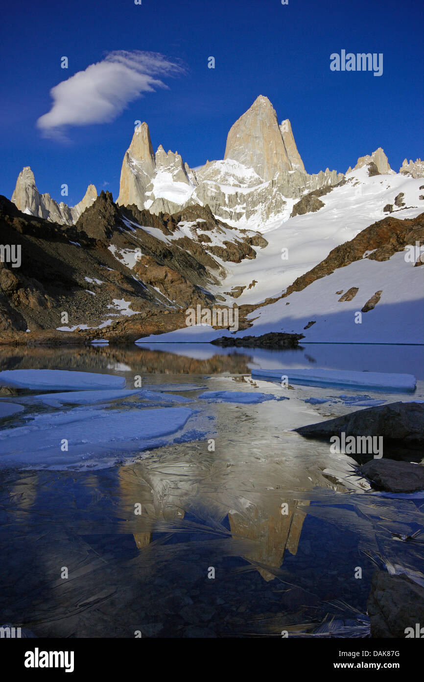 Fitz Roy und Laguna de Los Tres mit Eisschollen im Morgenlicht, Nationalpark Los Glaciares, Anden, Patagonien, Argentinien Stockfoto