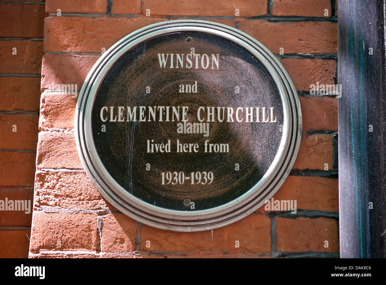 Plaque, die Kennzeichnung von 1930 bis 1939 Zuhause von Winston Churchill und seiner Frau Clementine, Westminster, London, England Stockfoto