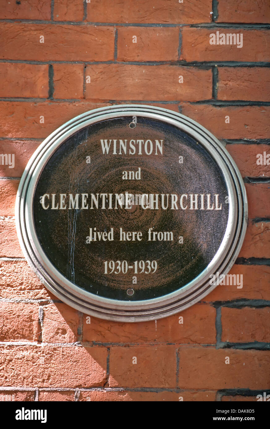 Plaque, die Kennzeichnung von 1930 bis 1939 Zuhause von Winston Churchill und seiner Frau Clementine, Westminster, London, England Stockfoto