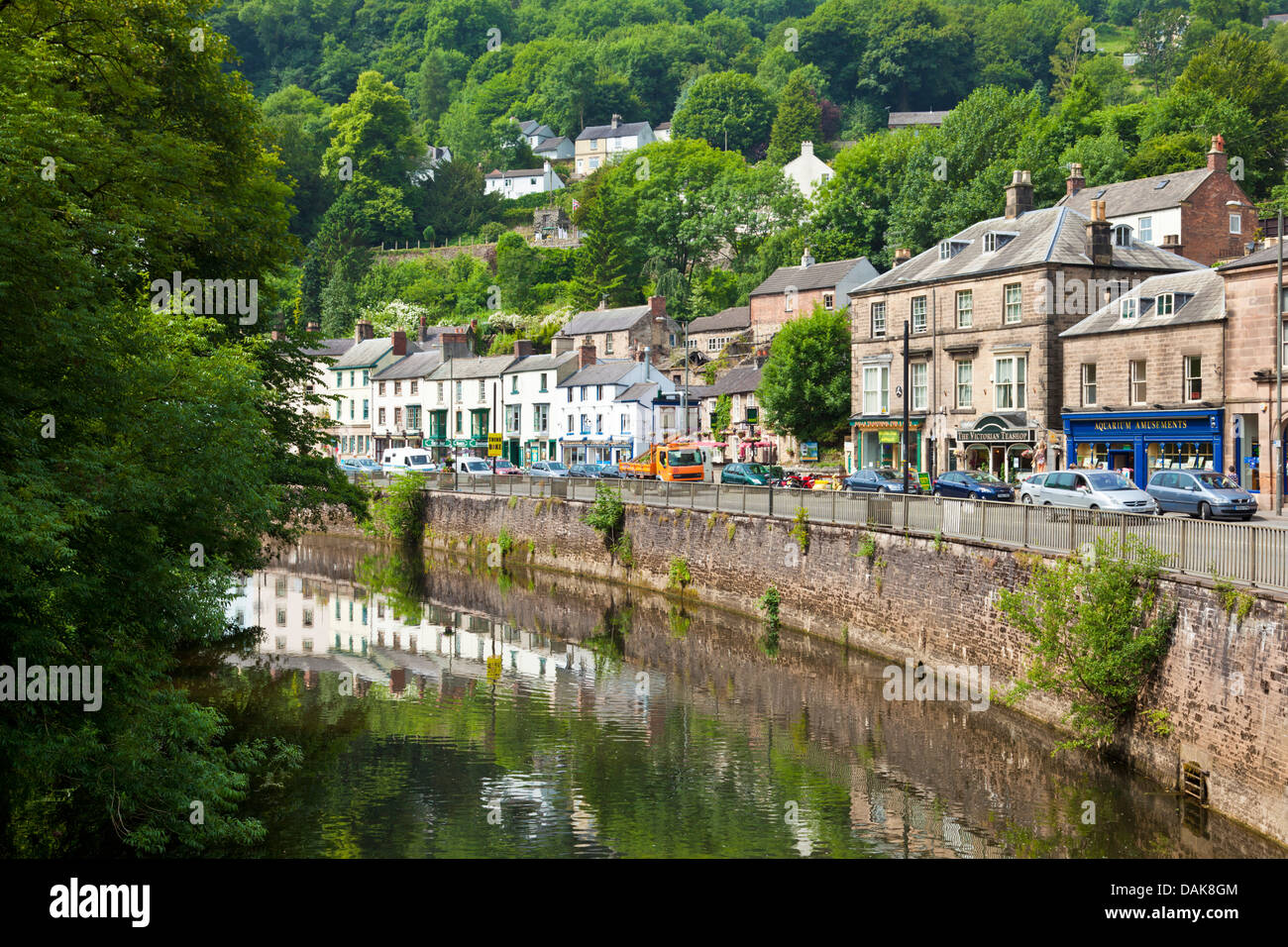Matlock Bath Stadtzentrum mit Geschäften und Cafés entlang des Flusses Derwent North Parade Derbyshire England UK GB EU Europa Stockfoto