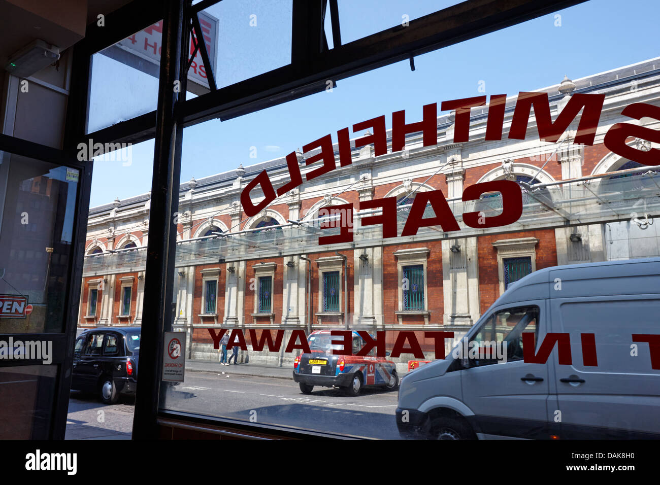 Blick durch Fenster kleines Café in Smithfield market London, Vereinigtes Königreich Stockfoto