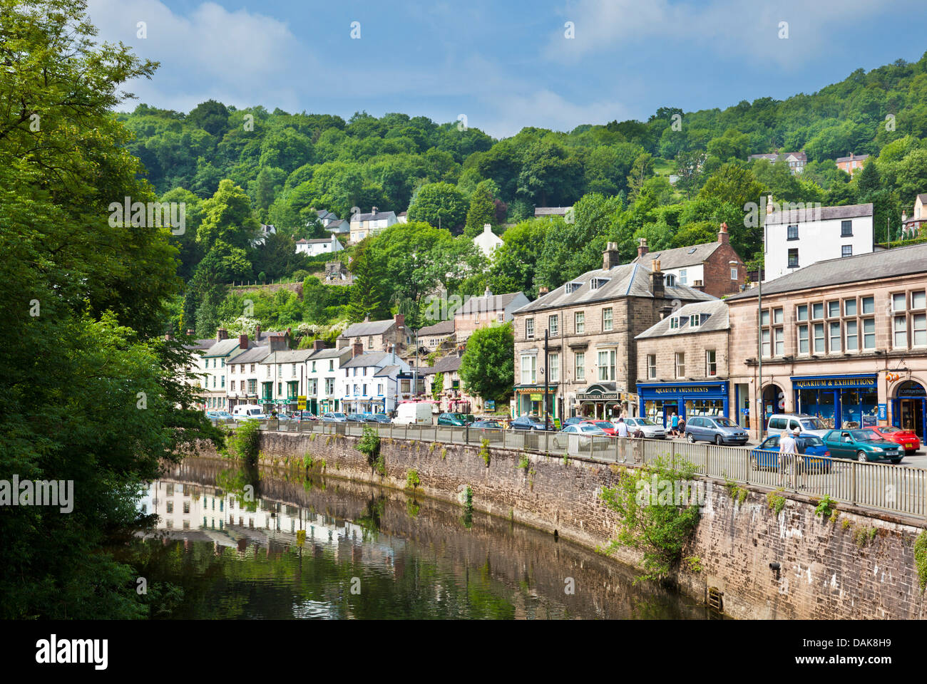 Matlock Bath Stadtzentrum mit Geschäften und Cafés entlang des Flusses Derwent North Parade Derbyshire England GB Europa Stockfoto