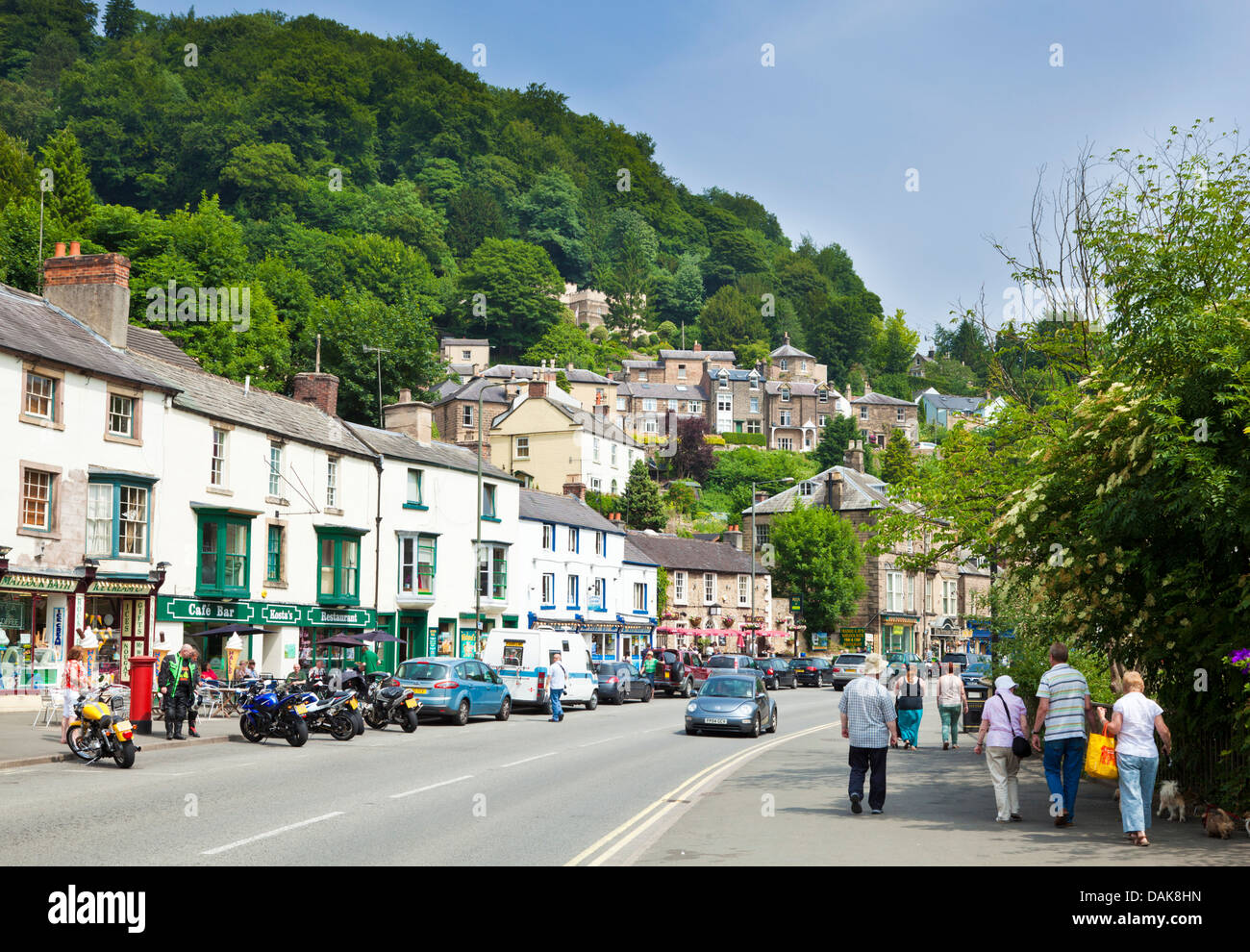 Matlock Bath Stadtzentrum mit Geschäften und Cafés North Parade Derbyshire England GB Europa Stockfoto
