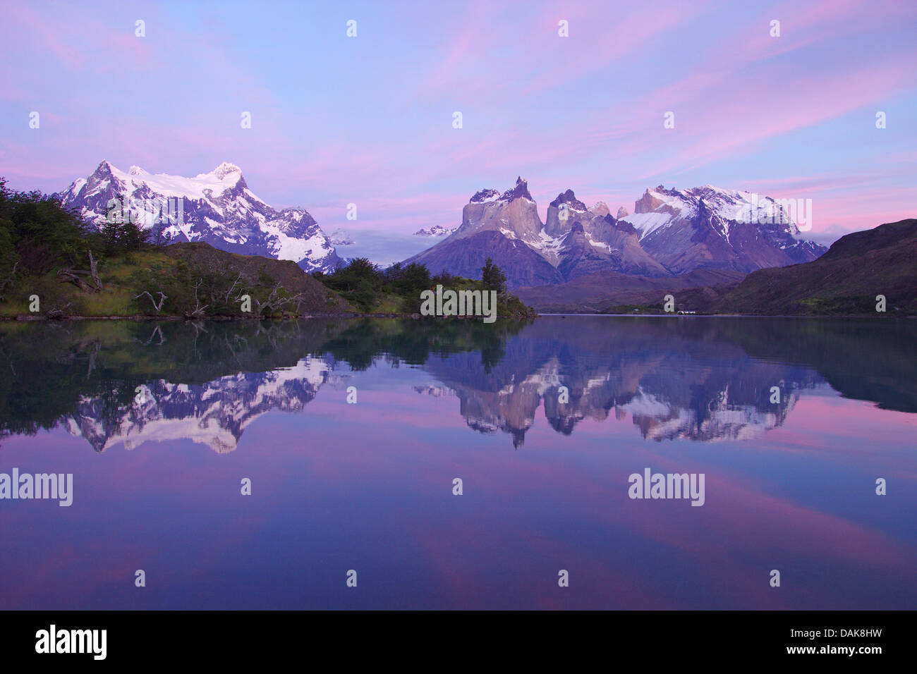 Cuernos del Paine und Lago Pehoe in den Morgen, Chile, Patagonien, Torres del Paine Nationalpark Stockfoto