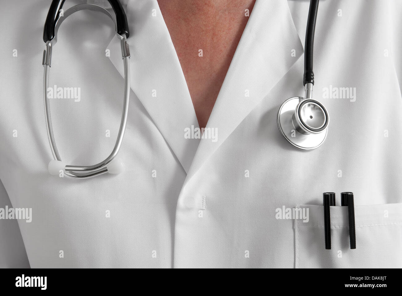 Ärztin im weißen Kittel mit Stethoskop um Hals Stockfoto