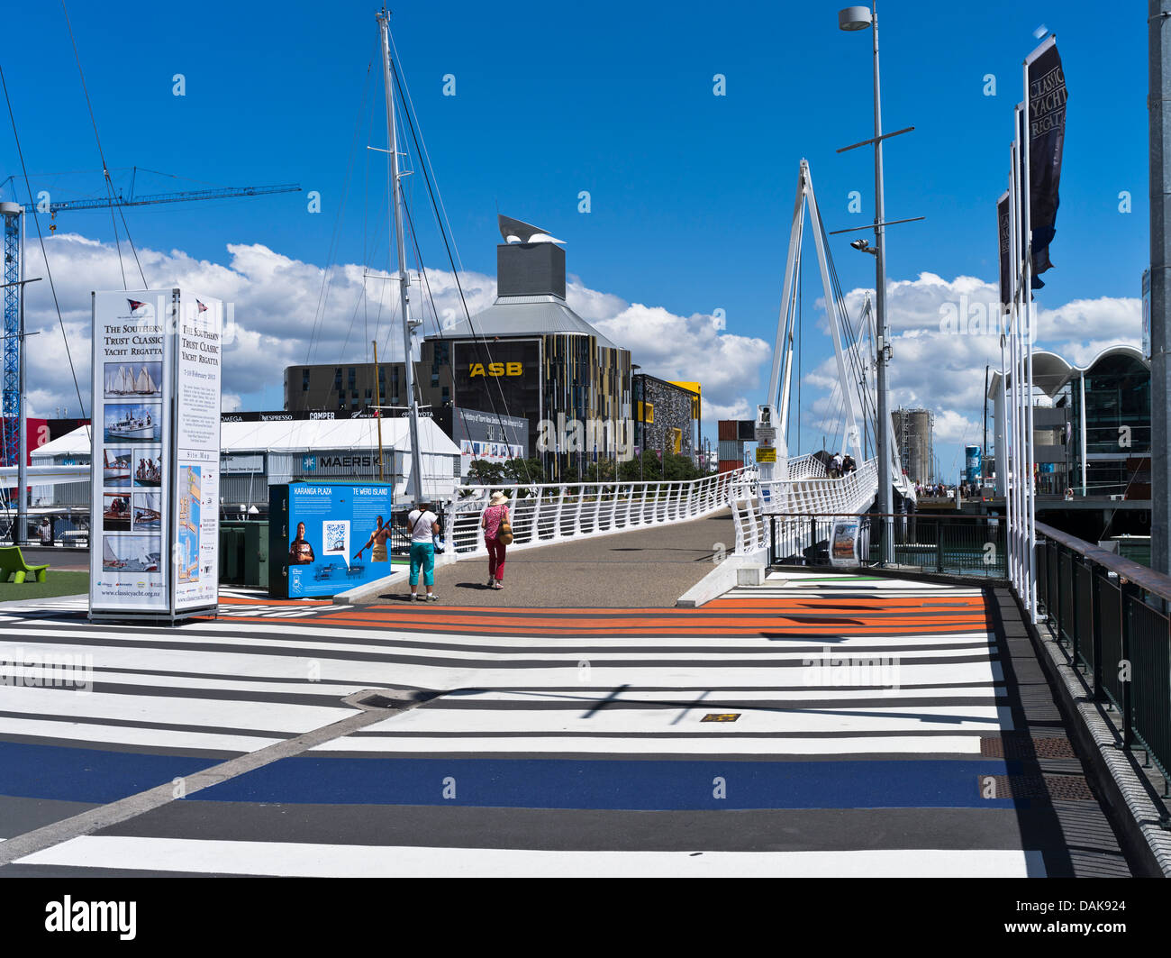 Dh Viaduct Basin AUCKLAND NEUSEELAND Menschen walkingAuckland Hafen Uferpromenade Walking City Stockfoto