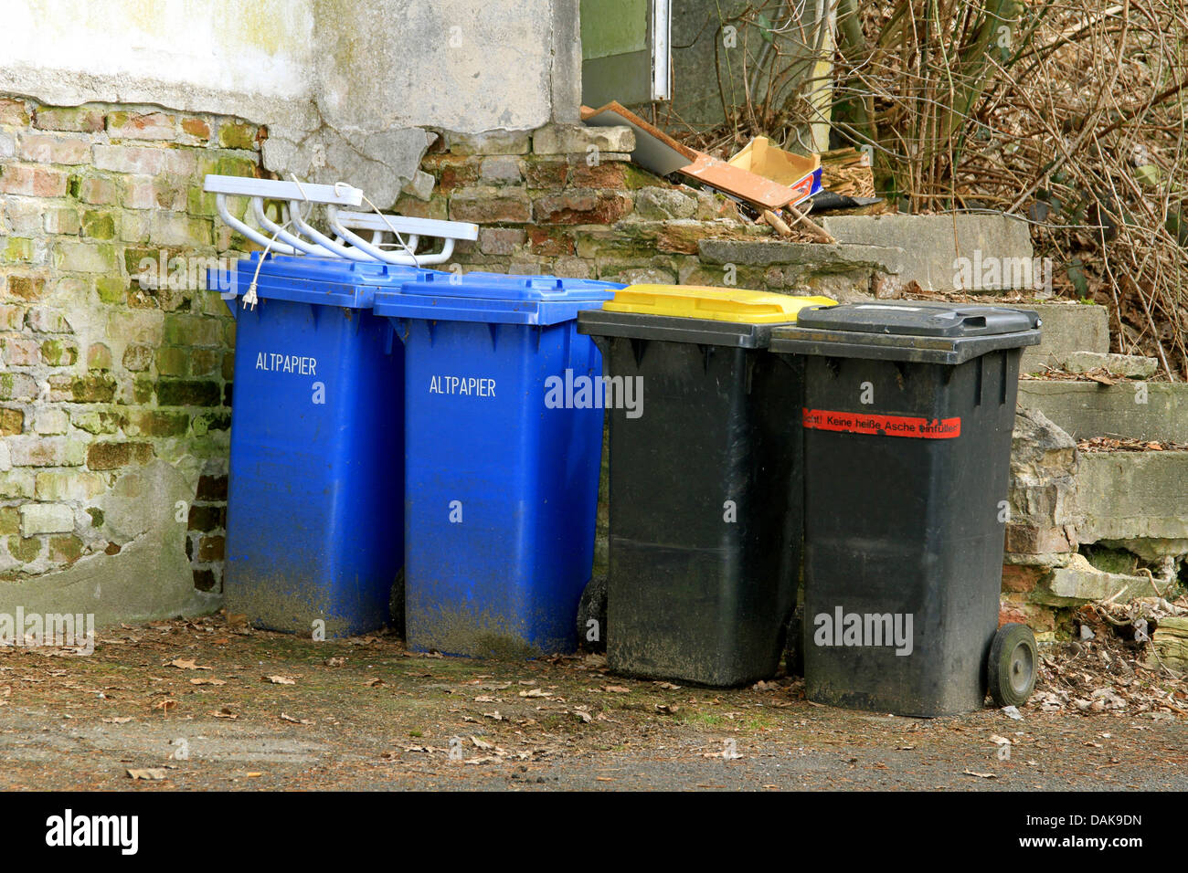 verschiedene Mülltonnen in einem Innenhof, Deutschland Stockfoto