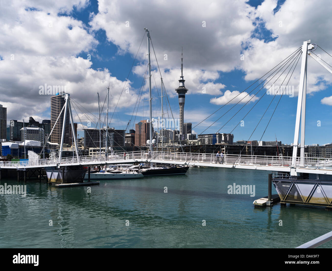 dh Viaduct Basin AUCKLAND NEW ZEALAND Wynyard Crossing Te Wero Brückenbau Sky Tower Stockfoto