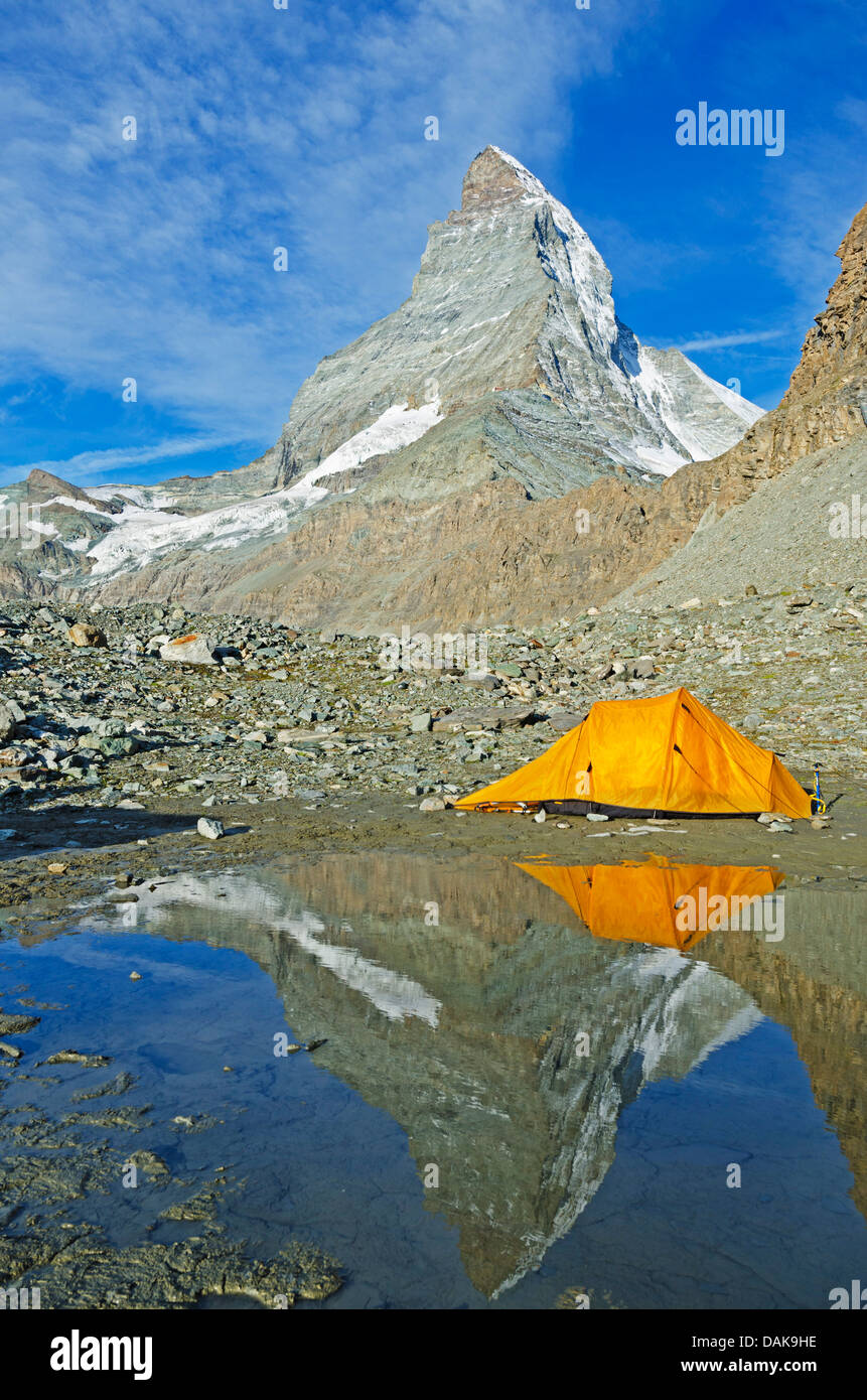 Matterhorn camping tent tent camp -Fotos und -Bildmaterial in hoher  Auflösung – Alamy