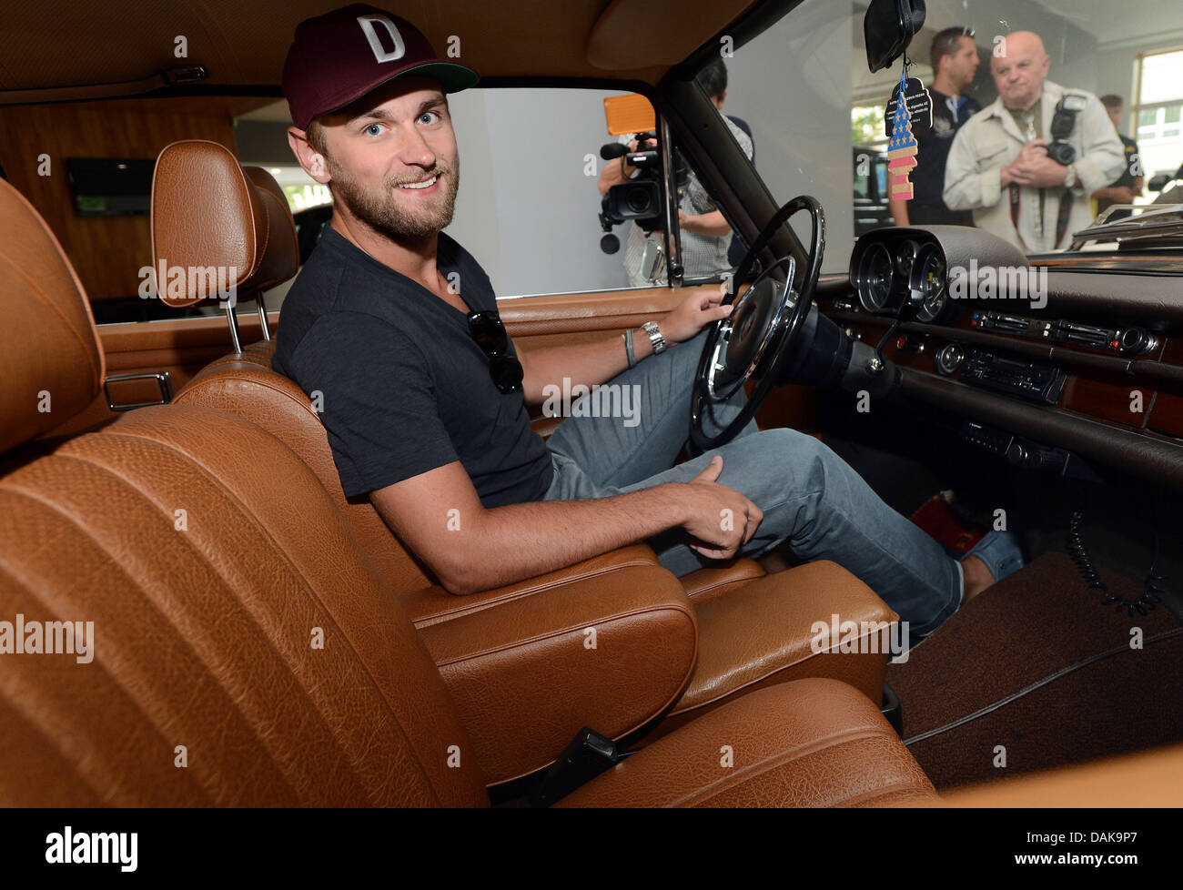 15. Juli 2013 posiert Jakub Kindl, tschechischer Eishockeyspieler der NHL Team Detroit Red Wings auf dem Gelände des Autos Motoren MB Gesellschaft in Prag, Tschechien. (CTK Foto/Katerina Sulova) Stockfoto