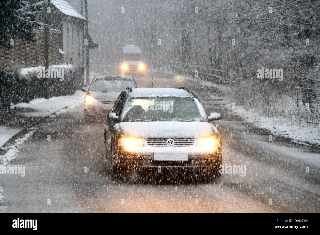 starke Schneefälle behindern den Straßenverkehr, Deutschland Stockfoto