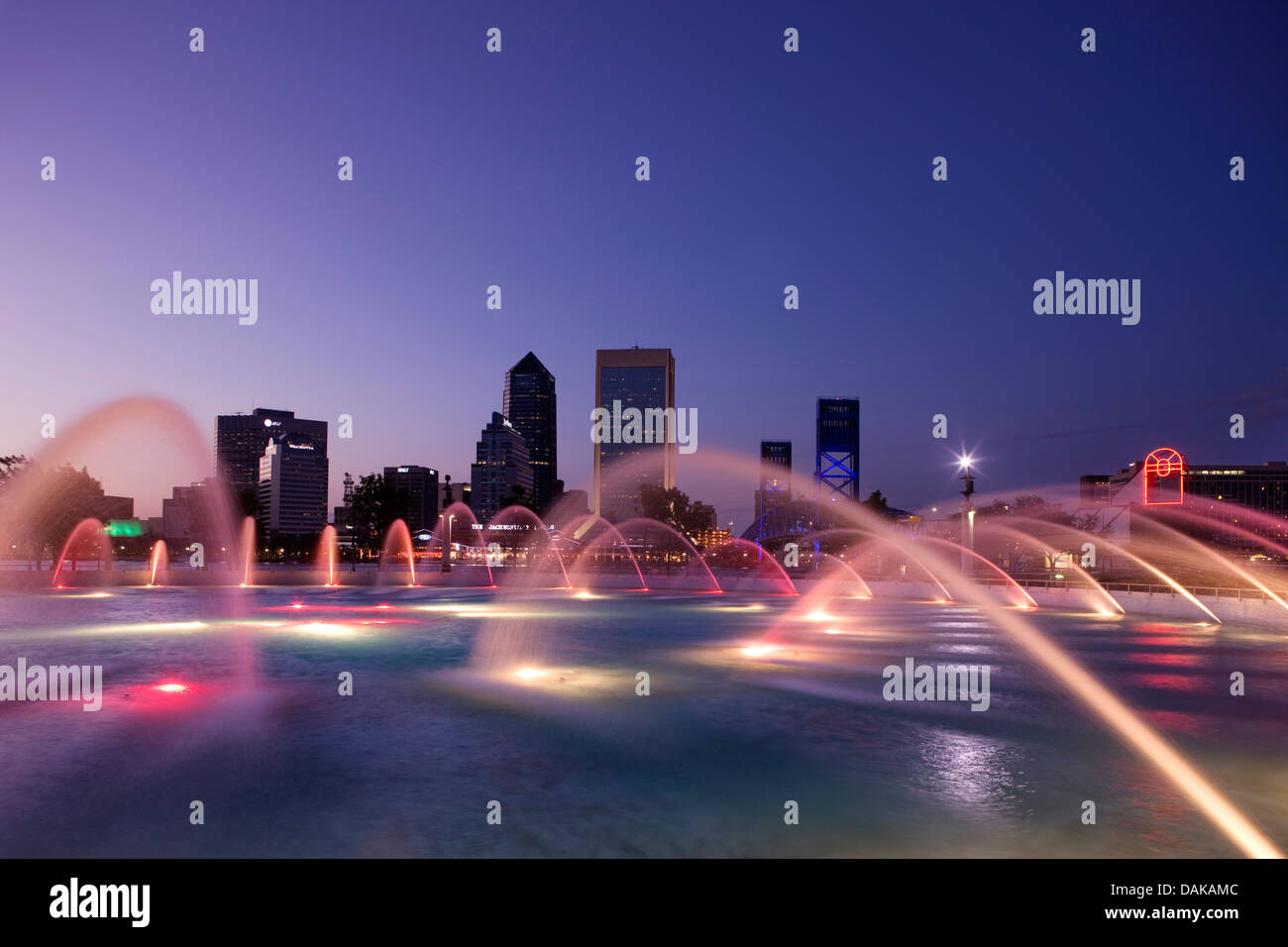 FREUNDSCHAFT BRUNNEN (© TAYLOR HARDWICK 1963) ST. JOHNS RIVER PARK SKYLINE VON DOWNTOWN JACKSONVILLE FLORIDA USA Stockfoto